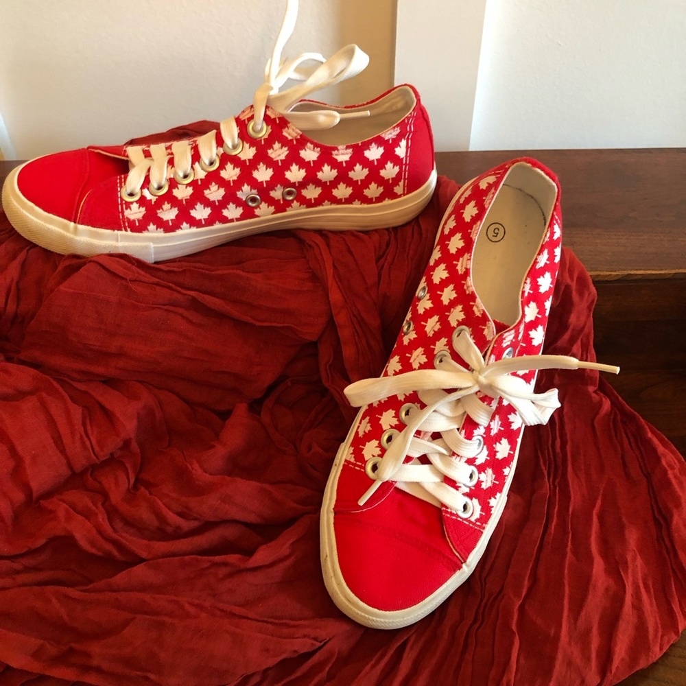 Oh Canada 🇨🇦 maple leaf shoes sz 7 women / 5 men